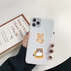 Primo piano dettagliato che mostra simpatici adesivi di gatti su una custodia per cellulare.