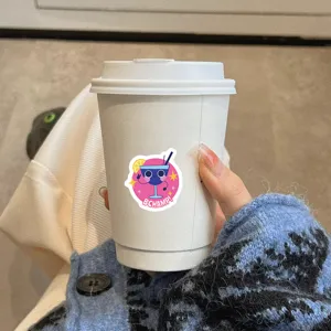 Dettaglio di adesivo premio cartone animato carino con un design da cocktail giocoso.