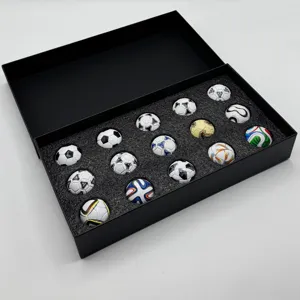 Ensemble de mini ballons de foot avec répliques de matchs de Coupe du monde en coffret cadeau.
