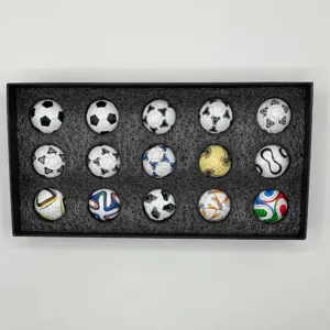 Mini ballon de football Coupe du Monde set 15pcs réplique de match en boîte en mousse.