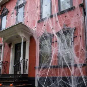 Scène de décoration de toile d'araignée d'Halloween en extérieur avec grandes fausses araignées.