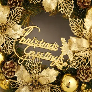 Lussuosa ghirlanda di Natale dorata con pigne e foglie glitterate per decorazione porta.