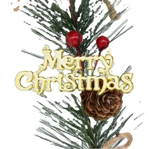 Kerstboom hangende decoratie met gouden Merry Christmas letterbord en dennenappel.