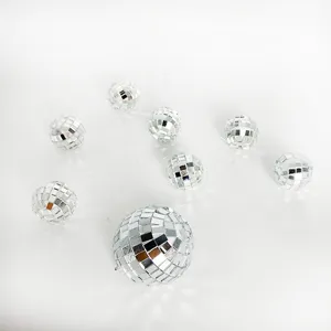 Nahaufnahme von reflektierenden Glas-Discokugeln mit kleinen Spiegelkacheln für Partydeko.