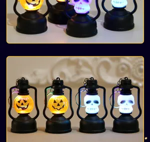 Vue détaillée des mini lanternes LED d'Halloween citrouille et crâne avec crochet.