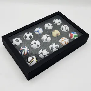 Coffret miniature de collection de ballons de football historiques de la Coupe du Monde.