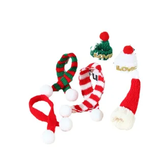 Mini ensemble écharpe bonnet tricoté de Noël, pendentif poupée fil rouge vert blanc.