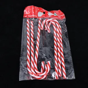 Décoration de canne de bonbon de Noël en plastique, vue de détail rouge et blanche.