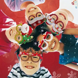 Set di occhiali di Natale con Babbo Natale, pupazzo di neve e renna per feste divertenti.