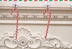 Suspensions de cannes de bonbon de Noël en acrylique pour décoration de sapin de fête.