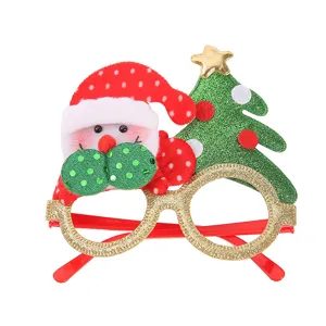 Vista dettagliata degli occhiali natalizi decorativi con Babbo Natale e albero glitterato.