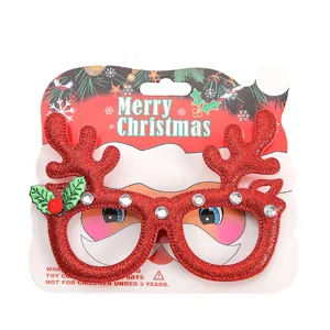 Occhiali da renna di natalizi con montatura glitterata rossa e cartolina di imballaggio.