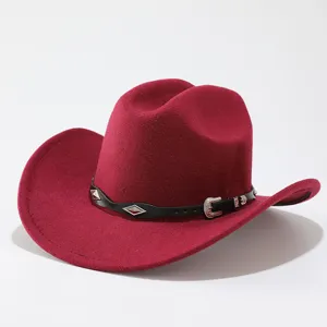 Primo piano dettagliato del cappello in feltro rosso vino con cintura in pelle e fibbia.