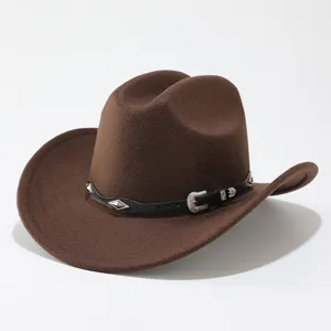 Cappello fedora in lana marrone retrò con cintura in pelle nera e fibbia argentata.
