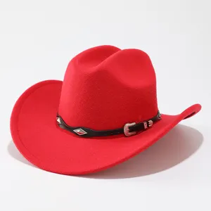 Cappello da cowboy western in feltro di lana rosso con fibbia nera e borchie argentate.