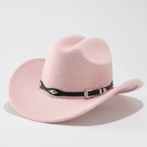 Cappello da cowboy jazz in feltro rosa con cintura in pelle nera e fibbia in metallo.