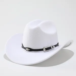 Cappello fedora in feltro bianco con cinturino in pelle nera e fibbia argentata.