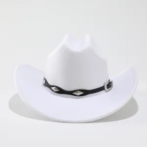 Vista dettagliata cappello cowboy feltro lana bianco con cintura pelle nera borchie argentate.