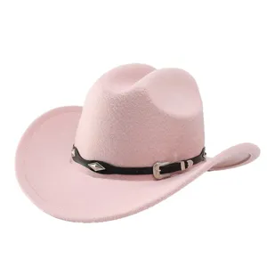Cappello da cowboy in feltro rosa con cintura in pelle nera e fibbia metallica unisex.