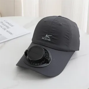 Vue détail casquette de baseball ventilateur solaire, chapeau d'été gris respirant frais.