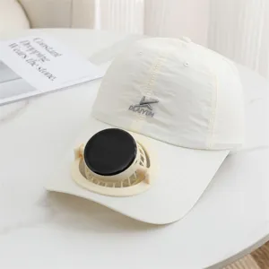 Casquette de baseball blanche avec ventilateur solaire intégré, idéale pour l'été en plein air.