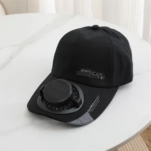 Primo piano dettagliato del berretto da baseball nero con ventola solare e mini ventola.