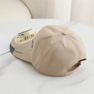 Berretto da baseball beige con ventola a energia solare per protezione solare estiva.