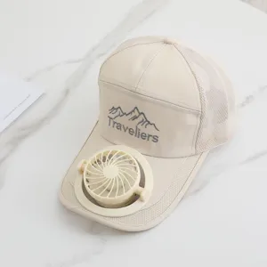 Primo piano del berretto da baseball estivo beige con mini ventola elettrica inclusa.