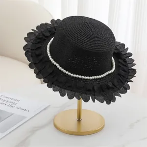 Cappello da sole nero in paglia con perle e bordo in pizzo per le vacanze estive al mare.