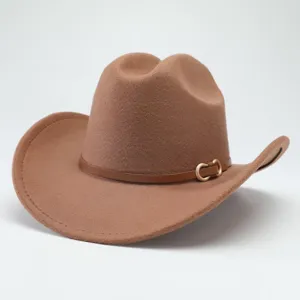 Classico cappello da cowboy western in feltro marrone con sottile cintura in pelle e fibbia.
