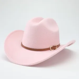 Cappello da cowboy western rosa con cintura marrone e fibbia dorata, elegante fedora in feltro.