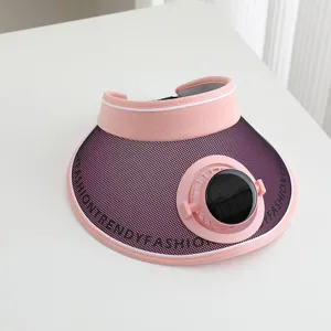 Roze zonneklep met zonneventilator detail, UV-bescherming lege top zomerkoeling hoed buiten.