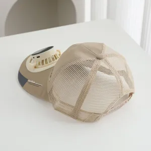 Berretto da baseball con ventola solare estiva protezione solare mesh traspirante vista di dettaglio