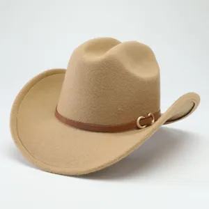 Vista dettagliata del cappello da cowboy in feltro cachi con cintura in pelle marrone e fibbia.