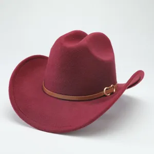 Primo piano di un cappello da cowboy western in feltro bordeaux con fascia in pelle e fibbia.