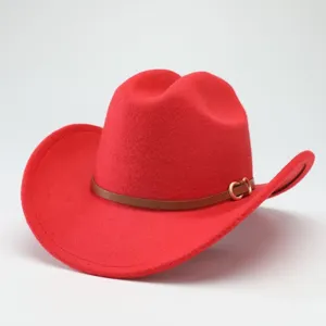 Cappello da cowboy western in feltro rosso con cintura marrone e fibbia dorata vintage.