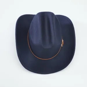 Primo piano dettagliato del cappello da cowboy blu scuro con elegante cinturino in pelle.