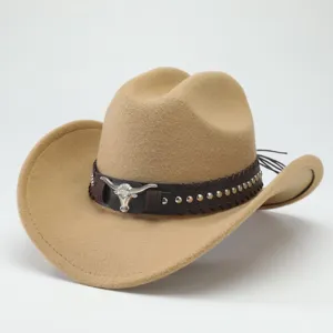 Primo piano del cappello da cowboy in feltro rétro con fascia marrone e teschio di toro.