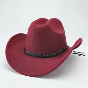 Vista dettagliata del cappello da cowboy western in feltro bordeaux con elegante fascia intrecciata.