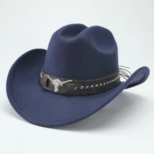 Vista di dettaglio di un cappello da cowboy western in feltro di lana blu con fascia in pelle.