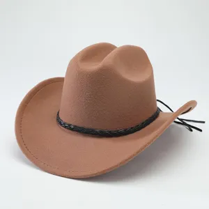 Vista dettagliata del cappello da cowboy western in feltro di lana marrone con fascia intrecciata.