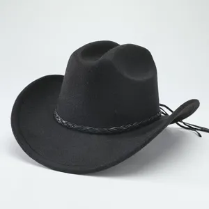 Vista dettagliata del cappello da cowboy in feltro nero, fascia intrecciata, stile jazz western.