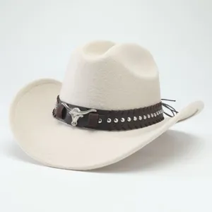 Vista dettagliata del cappello da cowboy in feltro con decoro teschio di toro e rivetti.