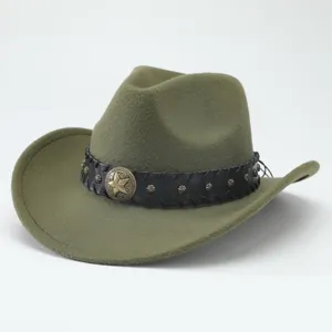 Cappello da cowboy western in feltro verde oliva con fascia in pelle e stella metal.