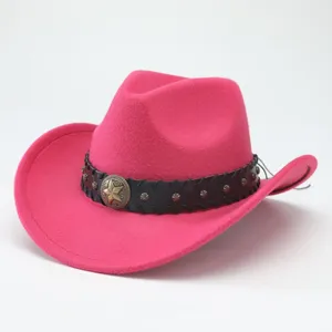 Dettaglio cappello da cowboy western in feltro rosa con fascia in pelle borchiata e stella.