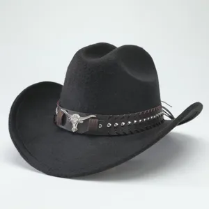 Dettaglio cappello da cowboy western in feltro di lana nera, con fascia marrone e decoro teschio.