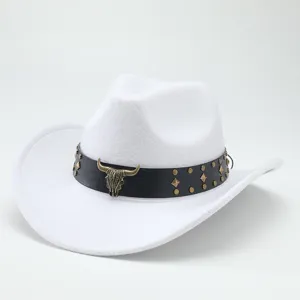 Détail du chapeau de cowboy en feutre blanc avec sa bande en cuir et son décor de taureau.