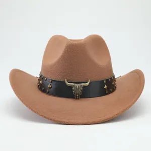 Chapeau de cowboy occidental en feutre de laine vintage avec tête de taureau.