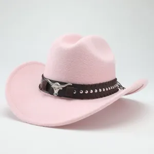 Primo piano dettagliato del cappello da cowboy in feltro rosa con fascia in pelle e teschio.