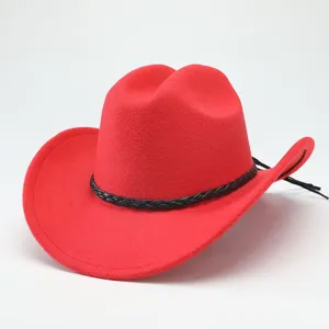 Dettaglio primo piano cappello da cowboy in feltro di lana rossa, elegante nastro intrecciato.